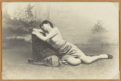 Makaava nainen mandoliinilla, n. 1895 (gelatiinihopeaprintti) tekijältä French Photographer