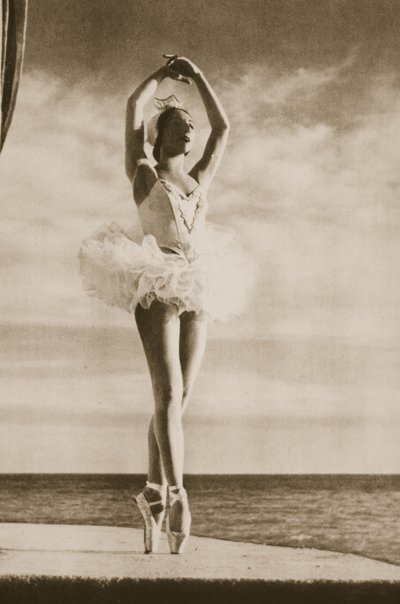 Rosella Hightower in Swan Lake, Grand Ballet de Monte-Carlo, 1949 (syväpaino) tekijältä French Photographer