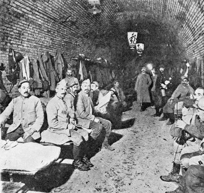Sleeping Quarters in Douaumont Fort, n. 1916 (bw kuva) tekijältä French Photographer