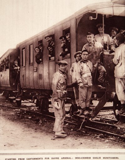 Alkaen Cantonments for Havre Arsenal: Indo-Kiinan coolies ammukset, kuvitus The Illustrated War News, syyskuu 1916 (seepiakuva) tekijältä French Photographer