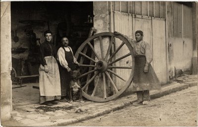 The carriage, vaunun pyörien valmistaja. Postikortti XX vuosisadan alusta. tekijältä French Photographer