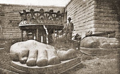 Vapaudenpatsaan rakennus, jalkojen yksityiskohta, n.1876 tekijältä French Photographer