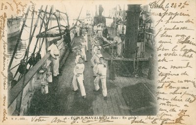 Harjoittelijat merimiehet ranskalaisessa laivastokoulussa nyrkkeilytunnilla kannella. Postikortti lähetetty 1913. tekijältä French Photographer