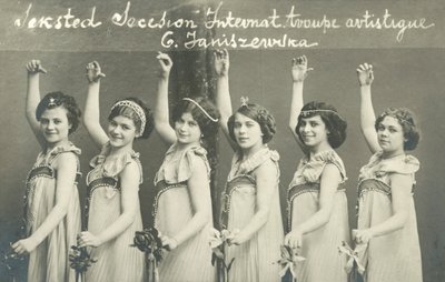 Nuorten naistanssijoiden joukko hymyillen tekijältä French Photographer