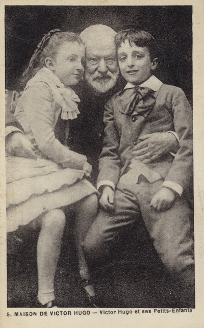 Victor Hugo (1802-1885), ranskalainen runoilija, kirjailija ja näytelmäkirjailija lapsenlapsineen tekijältä French Photographer