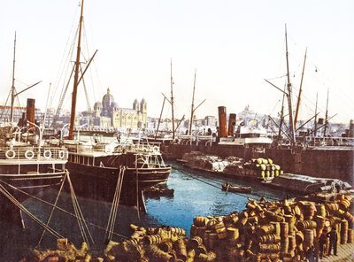 Viinitynnyreitä ja veneitä laiturilla Marseillessa, taustalla Marseillen katedraali, pubi. 1890-1900 tekijältä French Photographer