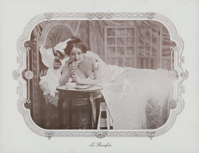 Nainen rentoutumassa sängyssä (m/w kuva) tekijältä French Photographer