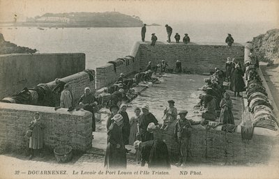 Naiset pesevät pyykkiä Louenin satamassa. Postikortti lähetetty 1913. tekijältä French Photographer