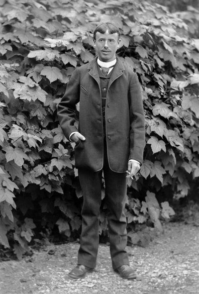 Nuorella miehellä on savuke, miehenä kaikkeen, poseeraa Septfontainesin luostarissa, lähellä Bourmontia Haute-Marnessa (Haute Marne), noin 1880. Valokuvaus. Ducos kokoelma. tekijältä French Photographer