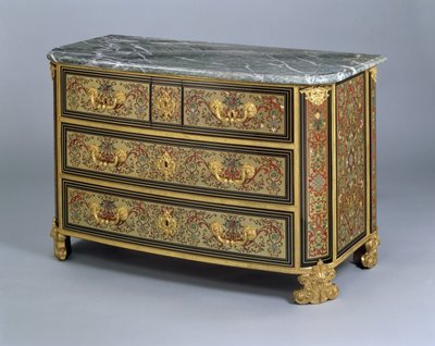 Louis XIV -puku, n. 1710 (monivärinen kilpikonnakuori ja messinkinen upote) tekijältä French School