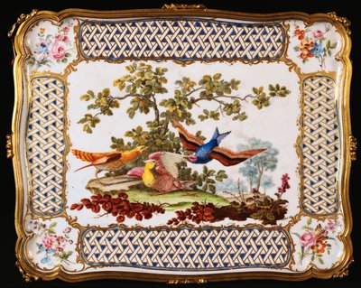 Ludvig XV Sevres -tarjotin, joka on koristeltu kolmella eksoottisella linnulla maisemassa, muodostaen pöydän kannelle kahvilan, 1761 tekijältä French School