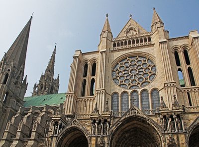 Näkymä eteläisen julkisivun puolelle tekijältä French School