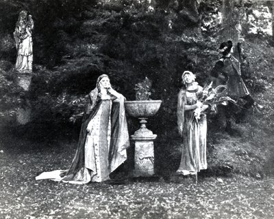 I näytös, Debussyn Pelleas et Melisande 3. kohtaus valokuvasta Pariisin Opera-Comiquen oopperan ensimmäisestä tuotannosta huhtikuussa 1902, kuvitus Theater-lehdessä, kesäkuu 1902 (li) tekijältä French School