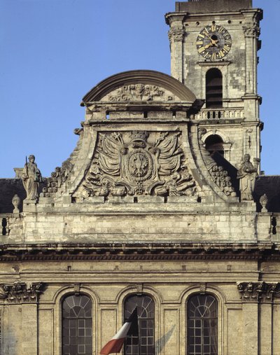 Barokkiarkkitehtuuri: Heroguellen Hotel de Villen julkisivu (1717 - 1721). Fronton, joka kuvaa kaupungin aseita "" Kotkan nokka ja naula"", jota ympäröi kaksi patsasta, jotka symboloivat oikeutta ja voimaa. Aire sur la liys (Aire-sur-la-Lys), Pas de Calais tekijältä French School