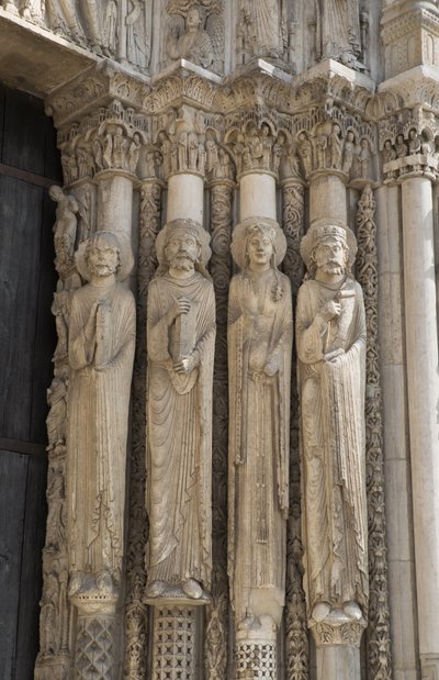 Cathedrale de chartres, yksityiskohta tulipalosta oikealla kuninkaallisen portin keskilahdella, vasemmalta oikealle, profeetta, kuningas Daavid, kuningatar, Salomo tekijältä French School