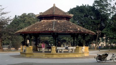Siirtomaa-arkkitehtuuri Vietnamissa: Kioskissa on "indokiinalaistyylistä" musiikkia, joka on rakennettu vuonna 1920 Paul Bert -aukiolle Hanoissa. Se korvasi ensimmäisen ranskalaisen yrityksen tilaaman metallirakenteen vuonna 1889. tekijältä French School