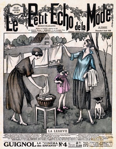 Sanomalehden "" Le petit echo de la mode "" kansilehti pesuaine - kaksi naista tytön ja koiran kanssa levittivät kuivumaan asetetut liinavaatteet langalle ulkona, nro 32 8.8. tekijältä French School