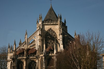 Kuvaa näkymää kirkon itäpäästä tekijältä French School