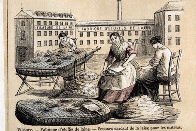 Kuvaus lampaiden eri käyttötarkoituksista ja tuotteista: työntekijät karstaavat villaa patjoihin tehtaan pihalla. Levy "" Les moutons"" in "" les Recreations instructives"" Jules DELBRUCKin synoptinen maalaus, kaiverrus vuodelta 1860. Yksityinen kokoelma. tekijältä French School