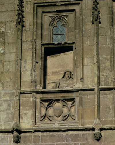 Näkyvä ikkuna sisäänkäynnin julkisivussa, jossa näkyy ulospäin katsova nainen, mahdollisesti Jacques Coeurin vaimo, 1443-51 tekijältä French School