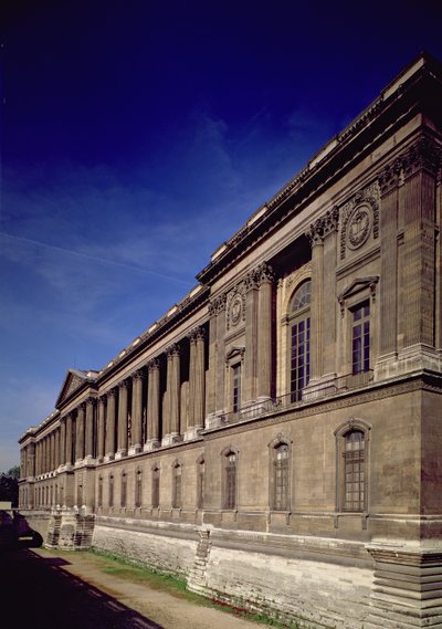 Itäjulkisivu, pääsisäänkäynti ja pylväikkö suunnitellut Claude Perrault (1613-88) ja muut, aloitettu 1678, viimeistely Jacques Germain Soufflot (1713-80) 1774 tekijältä French School