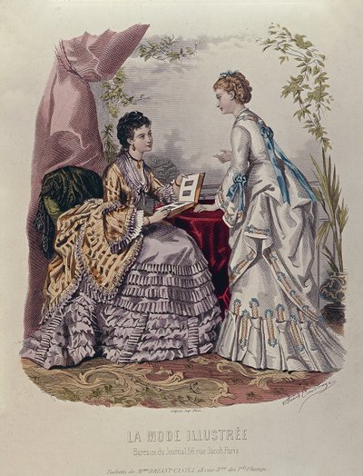 Muotikilpi, jossa naiset rouva Breant-Castelin suunnittelemissa mekoissa ja valokuva-albumeita katselemassa, 1872 tekijältä French School