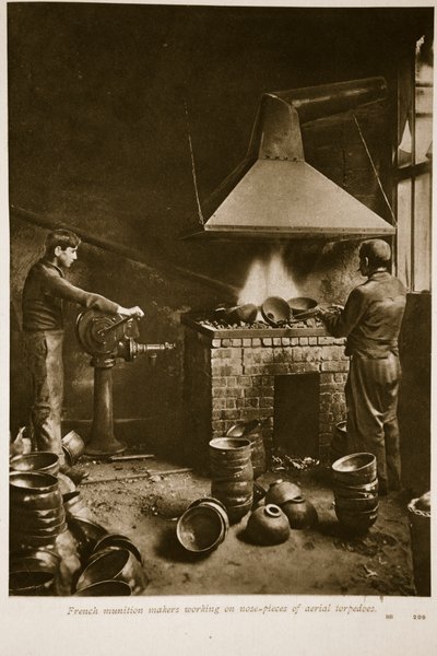 Ranskalaiset sotatarvikevalmistajat työskentelivät ilmatorpedojen nokkakappaleiden parissa, 1914-1919 tekijältä French School