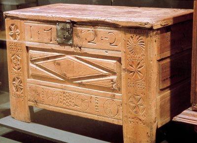 Kalusteet: veistetty talonpoikaarkku, jota käytetään liinavaatteiden säilytykseen. 1722. Musee National des Arts et Traditions Populaire, Pariisi tekijältä French School