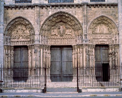 Goottilainen arkkitehtuuri: kuninkaallinen portti tai suuri läntisen julkisivun portaali. Cathedrale Notre-Dame de Chartres (Eure ja Loir). tekijältä French School