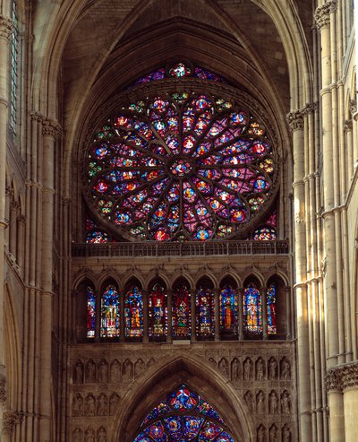 Goottilainen arkkitehtuuri: näkymä Reimsin katedraalin Notre-Dame (Notre Dame) ruusukkeelle, joka on tehty 1200-luvulla. Reims, Marne tekijältä French School