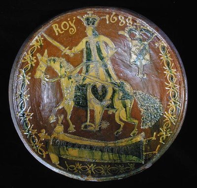 Suuri pyöreä astia, joka kuvaa Louis XIV:tä (1638-1715) hevosen selässä, 1688 (keraaminen) tekijältä French School