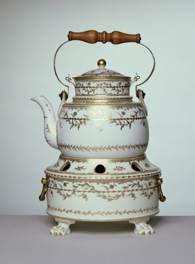 Ludvig XVI:n posliininen vedenkeitin ja teline valmistettu Pariisissa, n. 1775-1791 (posliini) tekijältä French School
