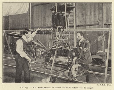 MM Santos-Dumont ja Buchet vierailemassa moottorin luona hallissa (kaiverrus) tekijältä French School