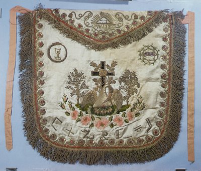 Vapaamuurarien esiliina erilaisilla symboleilla (kirjailtu silkki) tekijältä French School