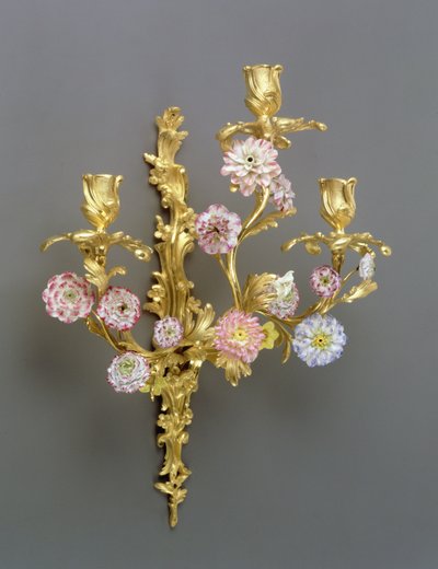 Yksi Louis XV:n kolmihaaraisten seinävalaisimien parista, c1750 (ormolu ja Vincennes-posliini) tekijältä French School