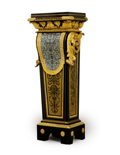 Yksi Ludvig XV:n intarsiajalustaparista, mahdollisesti tilaaja Claude-Francois Julliot, n. 1750–1760 (ormolu-asennettu Boulle-tina, messingistä upotettu sarve ja kilpikonnankuori) (katso myös 469020) tekijältä French School