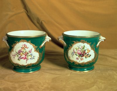 Pari Sevres-jääkaappia, Frederick V Servicestä, 1758 (pehmeää posliinia) tekijältä French School