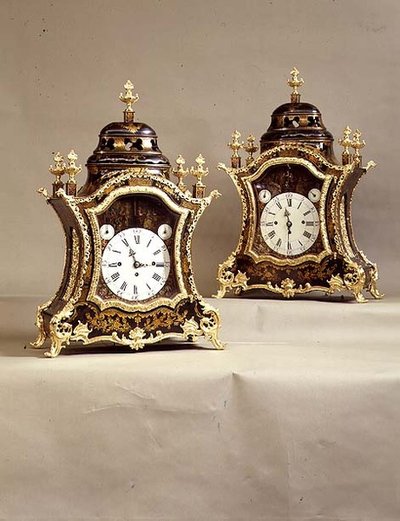 Kellopari ormolukiinnikkeillä, Charles Cabrierin liike, 1700-luvun alku (lakka ja ormolu) tekijältä French School