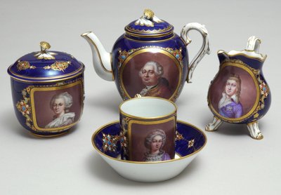 Osa teetarjoilua, jossa on Ludvig XVI:n (1754–1793) ja Marie Antoinetten (1755–93) muotokuvia, Sevres, Ranska, n. 1789 (posliini) tekijältä French School