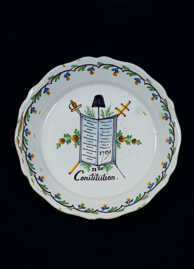 Lauta, jota koristaa Perustuslain kirja, joka liittyy Kolmeen ritarikuntaan, 1791 (keraaminen) tekijältä French School