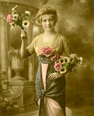 Muotokuva naisesta, jolla on kukkakimppu n. 1898 (käsin sävytetty kuva) tekijältä French School
