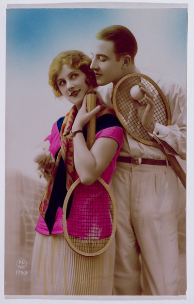 Postikortti, joka kuvaa rakastajia tenniskentällä, n. 1930 tekijältä French School