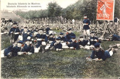 Postikortti, joka kuvaa saksalaista jalkaväkeä liikkeissä (värillinen kuva) tekijältä French School