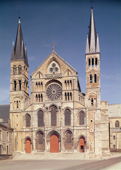 Luostarin pääjulkisivu tekijältä French School