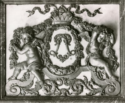 Putti L-kirjaimen vieressä Salon des Gardes de la Reinen ovessa (stukkityö) tekijältä French School