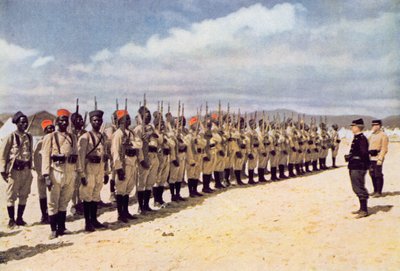 Senegalilainen jalkaväki Frejusin rannalla (värillisen valokuvan jälkeen), 1915 tekijältä French School
