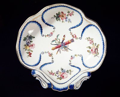 Jousilla ja nuolilla koristeltu Sevres-lautanen, 1762 (fajanssi) tekijältä French School