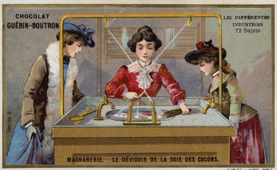 Silkin valmistus. Kuitujen kehräys kelalle (chromolitho) tekijältä French School