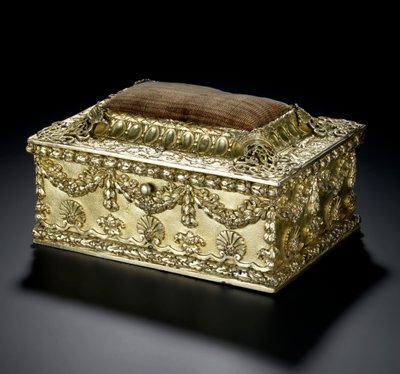 Hopeakullattu suorakaiteen muotoinen arkku saranoidulla kannella ja neulatyynyllä, Lennoxloven wc-palvelusta, jonka omistaa Frances Teresa Stewart, Richmondin ja Lennoxin herttuatar: Ranska, Pariisi, 1664 - 1665 tai 1668 - 1669 tekijältä French School