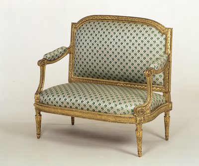 Pieni Louis XVI -sohva, leimannut J.P.Boulard, n. 1775 (veistetty kullattu puu ja verhoilu) tekijältä French School